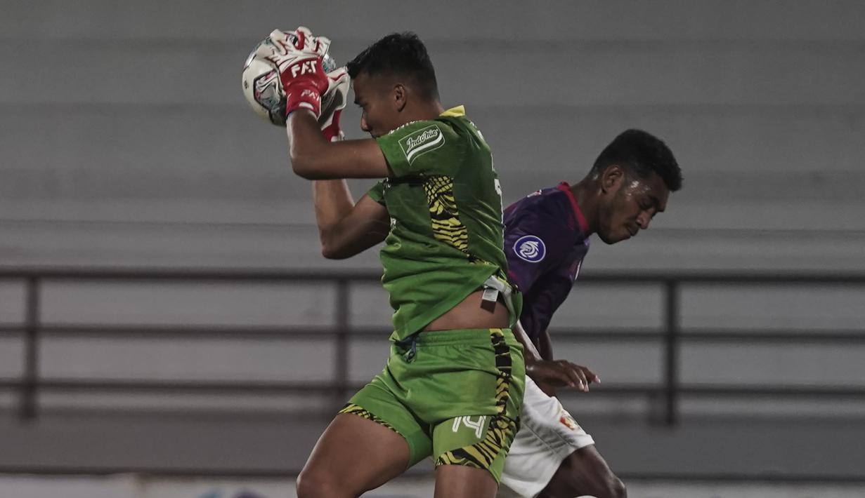 Secara keseluruhan, kedua tim tampil saling jual beli serangan dalam laga pekan ke-33 BRI Liga 1 tersebut. (Persib.co.id)