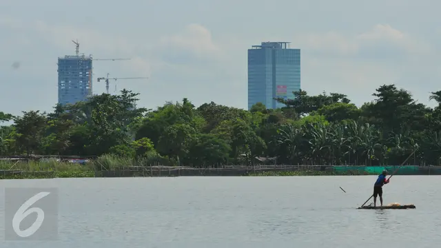 Warga menjaring ikan di Situ Cipondoh