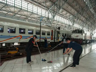 Sejumlah petugas membersihkan lantai di Stasiun Tanjung Priok, Jakarta Utara, Kamis (6/4). Memperingati hari jadinya yang ke-92, Stasiun Tanjung Priok merayakannya dengan bersih-bersih stasiun bersejarah tersebut. (Liputan6.com/Gempur M. Surya)