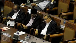 Salah satu anggota DPR tertidur saat Rapat Paripurna Ke-9 di Kompleks Parlemen, Jakarta, Jumat (30/10/2015). Rapat juga dalam rangka pembentukan Panitia Khusus (Pansus) asap.(Liputan6.com/JohanTallo)