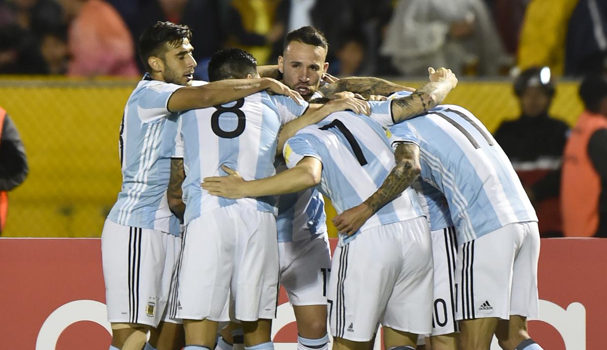 Argentina lolos dramatis ke Piala Dunia 2018 setelah menang telak 3-1 atas Ekuador lewat gol Lionel Messi. Argentina mengantongi 28 poin dari tujuh kali menang. (AFP/Pablo Cozzaglio)