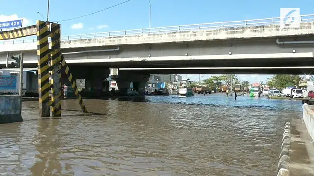 Jalur Pantura terganggu akibat direndam banjir rob. Akibatnya sejumlah kendaraan yang akan melintas harus dialihkan keluar oleh petugas.