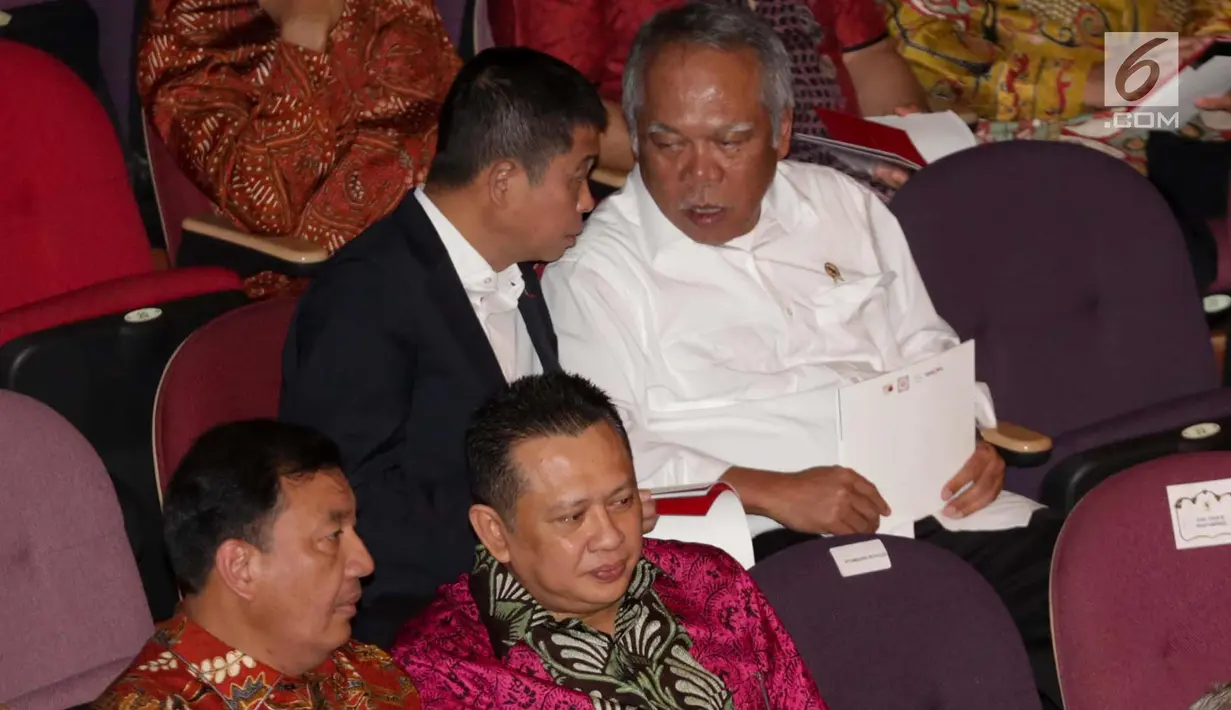 Menteri ESDM Ignasius Jonan, Menteri PUPR, Basuki Hadimuljono, Kepala BIN, Budi Gunawan dan Ketua DPR, Bambang Soesatyo menghadiri perayaan HUT Ketum PDIP Megawati Soekarnoputri, Jakarta, Selasa (23/1). (Liputan6.com/Faizal Fanani)