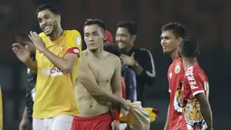 Bek Selangor FA, Willian Pachecho, bercanda dengan pemain Persija Jakarta, Gunawan Dwi Cahyo, pada laga persahabatan di Stadion Patriot, Jawa Barat, Kamis (6/9/2018). Persija kalah 1-2 dari Selangor FA. (Bola.com/M Iqbal Ichsan)