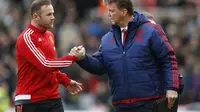 Pelatih Manchester United, Louis Van Gaal, (Kanan) bersalaman dengan kapten Wayne Rooney sebelum laga melawan Stoke City, Sabtu (26/12/2015). (Reuters/Carl Recine)