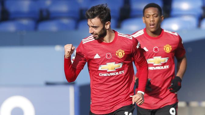 Everton vs Manchester United, (9/11/2020). Bruno Fernandes membuat 2 gol dan 1 assist. Manchester United menang 3-1 setelah tertinggal 0-1. (Pool via AP/Clive Brunskill)