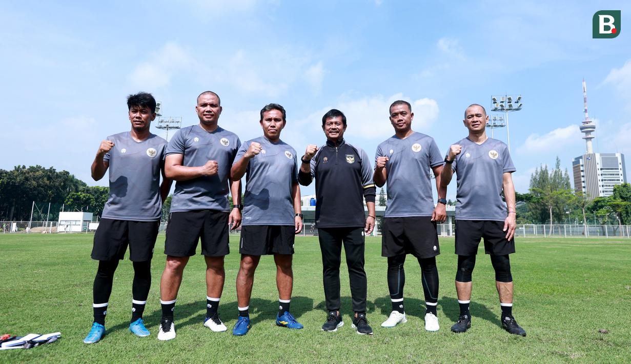 Pelatih Timnas Indonesia U-22, Indra Sjafri bersama staf pelatih foto bersama setelah sesi latihan jelang persiapan SEA Games 2023 di Lapangan A Senayan, Jakarta, Selasa (7/3/2023). Menurut Indra Sjafri, akan ada 18-19 pemain yang akan dipertahankan untuk pemusatan latihan Timnas Indonesia U-22 gelombang kedua. (Bola.com/M Iqbal Ichsan)