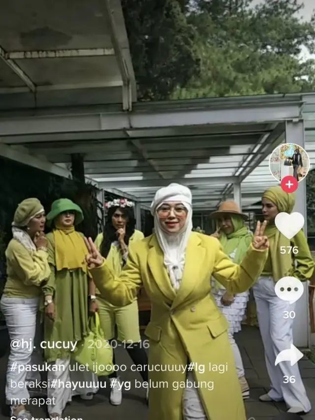 6 Potret Kocak Emak-Emak Saat Pakai Baju Kembaran Geleng Kepala