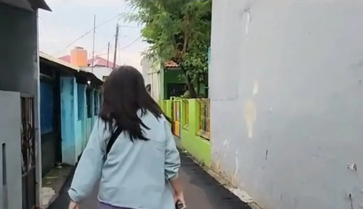 Dia pun bisa membangun umah dari hasil kerja keras sendiri. Namun, berbeda dengan selebriti lainnya, rumah gedong miliknya harus melalui gang sempit terlebih dahulu. [Youtube/Hesti Purwadinata]