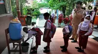 Siswa kelas III mencuci tangan saat simulasi Pembelajaran Tatap Muka Terbatas (PTMT) di SDN 03 Cinere, depok, Jawa Barat, Selasa (28/09/2021). Pemkot  Depok hari ini menyelenggarakan simulasi Pembelajaran Tatap Muka Terbatas (PTMT) dari jenjang TK sampai SMP Negeri. (merdeka.com/Arie Basuki)