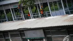 Para pekerja sedang menyelesaikan pembangunan Halte Transjakarta Masjid Agung Al Azhar, Jakarta, Sabtu (6/9/2014) (Liputan6.com/FAizal Fanani)