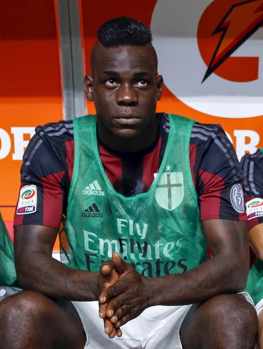 Mario Balotelli, pemain yang terkenal dengan tingkah laku nakalnya daripada prestasinya merupakan salah satu pemain bola yang dibenci banyak orang. Sikap sok jagoannya di lapangan hijau tak jarang berujung dengan perkelahian. (REUTERS/Giampiero Sposito)