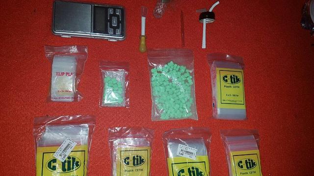 Barang bukti ekstasi yang diamankan dari salah satu jaringan pengedar ekstasi di Makassar (Liputan6.com/ Eka Hakim)