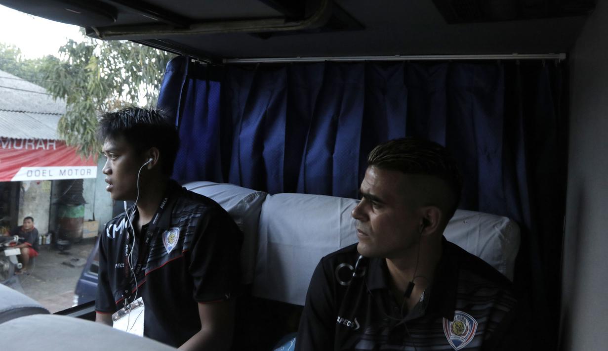 Saat berada di dalam bus tim menuju stadion I Wayan Dipta, Gianyar, Cristian Gonzales duduk di bangku paling belakang bersama kiper Kurnia Meiga. Sabtu (17/10/2015). (Bola.com/Erwin Fitriansyah)