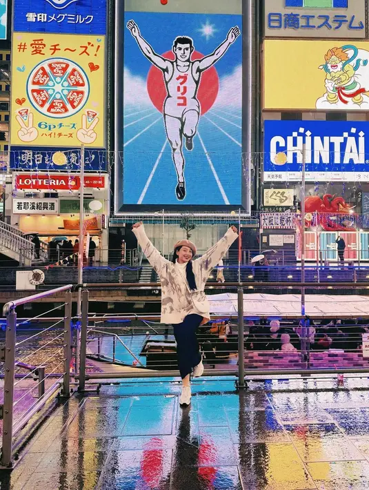 Ghea juga diketahui menjelajahi Osaka saat berada di Jepang. Bahkan, potret saat dirinya berada di kawasan Dotonbori ini juga menarik perhatian penggemar. (Liputan6.com/IG/@gheaindrawari)