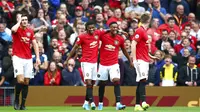 Para pemain Manchester United merayakan gol yang dicetak oleh Anthony Martial ke gawang Chelsea pada laga Premier League 2019 di Stadion Old Trafford, Minggu (11/8). Manchester United menang 4-0 atas Chelsea. (AP/Dave Thompson)