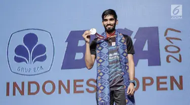 Tunggal Putra India Kidambi Srikanth menunjukan mendalinya usai memenangkan final BCA Indonesia Open 2017 di Jakarta, Minggu (18/6). Kidambi Srikanth menang dengan skor 21-11, 21-19. (Liputan6.com/Faizal Fanani)