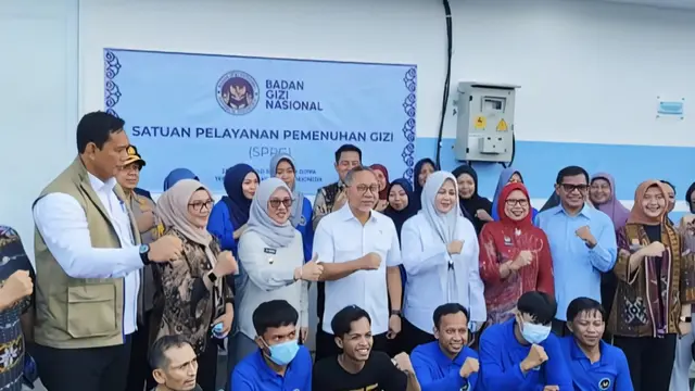 Menko Pangan Zulkifli Hasan tinjau dapur SPPG di Kabupaten Gowa.