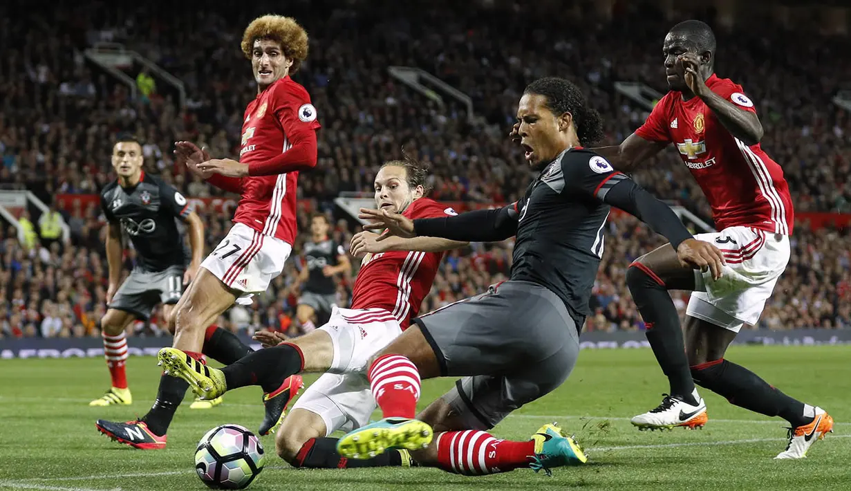 Bek Manchester United, Daley Blind, berusaha menahan laju bek Southampton, Virgil van Dijk. Meski menang 2-0, penguasaan bola MU kalah dibanding Southampton yang mencapai 54 persen. (Reuters/Darren Staples)