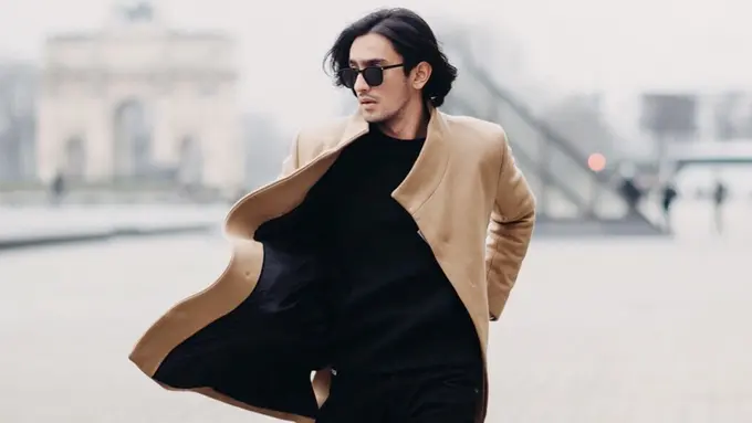 Gaya Aktor dengan Rambut Gondrong Ini Curi Perhatian Netizen