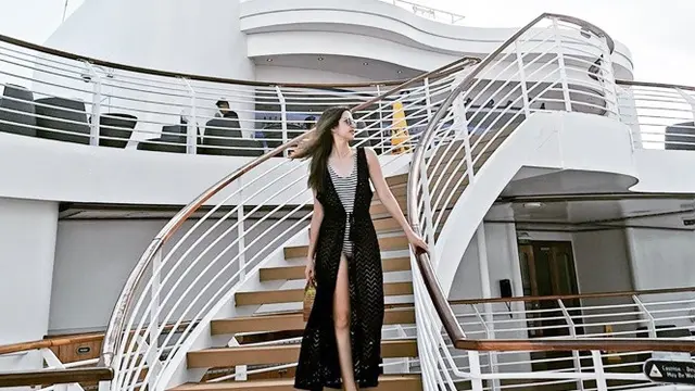 5 Momen Liburan Nia Ramadhani Naik Kapal Pesiar Mewah
