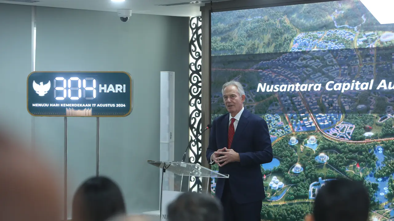 Tony Blair, founder dan Executive Chairman Tony Blair Institute for Global Change Indonesia dan Bambang Susantono, Kepala Otorita Ibu Kota Nusantara (OIKN) menyaksikan penandatanganan MoU pengembangan riset dan inovasi. (Arief/Liputan6.com)