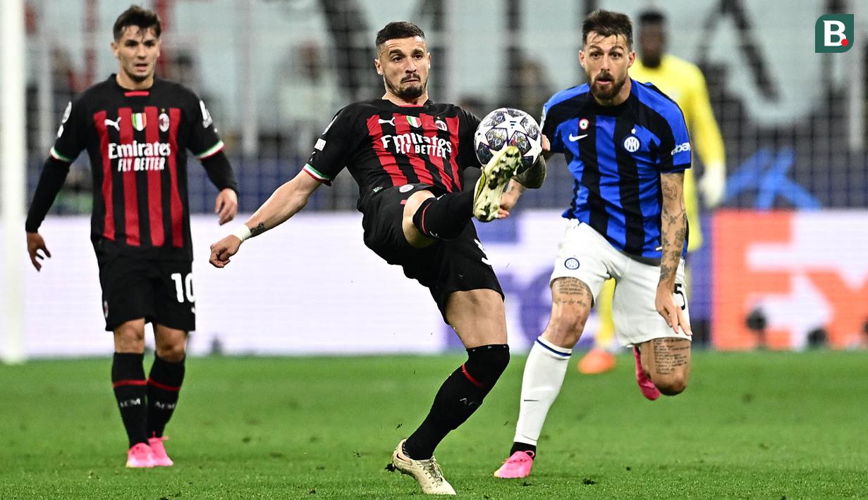 Pemain AC Milan, Rade Krunic (tengah) berebut bola dengan pemain Inter Milan, Francesco Acerbi pada laga leg pertama semifinal Liga Champions 2022/2023 di San Siro, Milan, Italia, Kamis (11/05/2023) WIB. Laga dimenangkan oleh Nerazzurri dengan skor 2-0. (AFP/Gabriel Bouys)