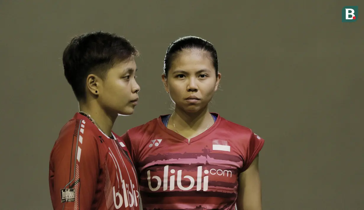 Ganda putri Indonesia, Greysia Polii/Apriyani Rahayu berpose saat sesi pemotretan di Pelatnas Bulutangkis, Cipayung, Jakarta, Senin (7/5/2018). (Bola.com/M Iqbal Ichsan)