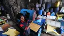 Pekerja sedang mengangkat bangku dari drum bekas di industri kecil Ali Kreatif, Parung Bogor, Selasa (30/1). Industri yang beromset 20 juta rupiah setiap minggunya juga memproduksi tempat sampah, lemari hingga meja. (Liputan6.com/Fery Pradolo)