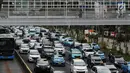 Kendaraan terjebak macet di kawasan Jalan Sudirman-Thamrin, Jakarta, Kamis (20/12). Pemerintah juga terus memperbaiki sistem transportasi seperti penerapan sistem ganjl-genap. (Liputan6.com/JohanTallo)