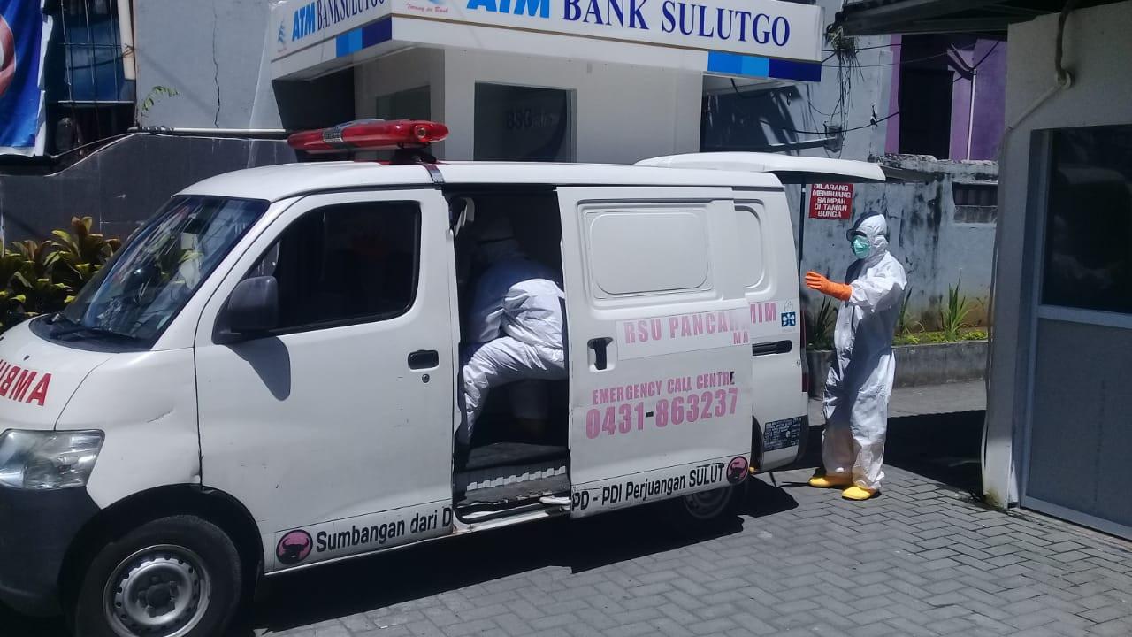 Tenaga kesehatan di RS Pancaran Kasih Manado menyiapkan ambulance yang akan membawa jenasah PDP Covid-19 ke lokasi pekuburan, Selasa (2/6/2020).