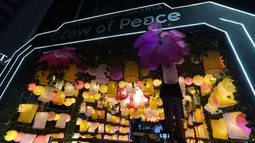 Pekerja memasang ornamen lampu hias saat llumination of Jakarta: Glow of Peace di kawasan Bundaran Hotel Indonesia, Jakarta, Kamis (28/5/2026). (Kapanlagi.com/Budy Santoso)