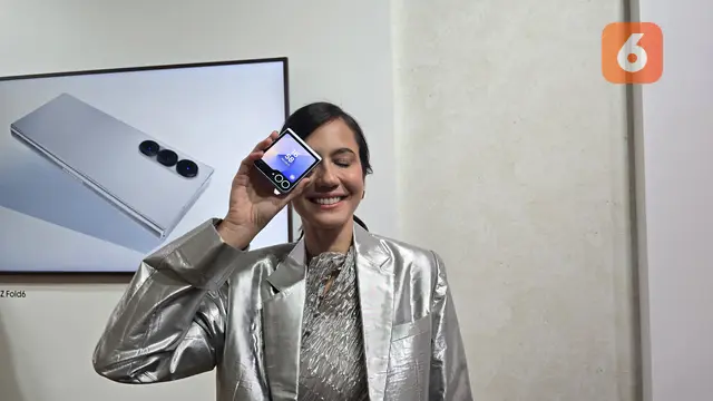 Pevita Pearce bersama Galaxy Z Flip6