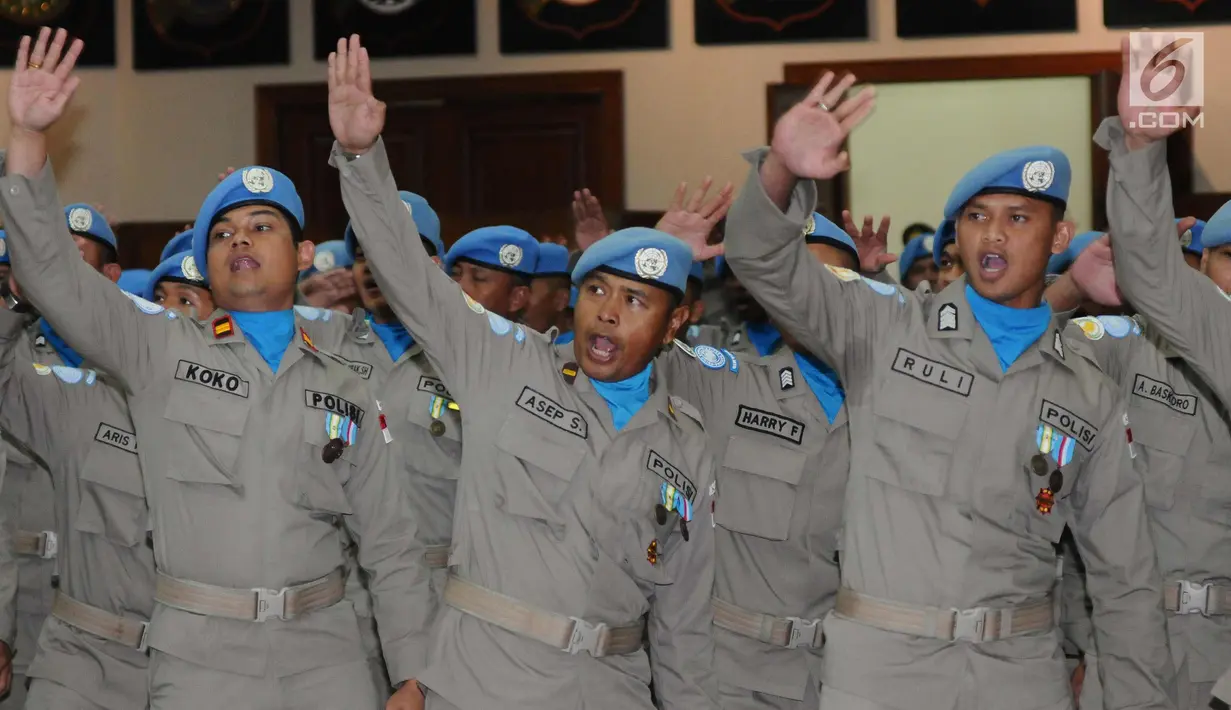 Kontingen Formed Police Unit (FPU) 9 meneriakkan yel yel usai upacara penyematan Satya Lencana Bhakti Buana di Mabes Polri, Jakarta (31/1). 200 polisi mendapatkan bintang kehormatan dari Presiden Joko Widodo. (Liputan6.com/Helmi Fithriansyah)
