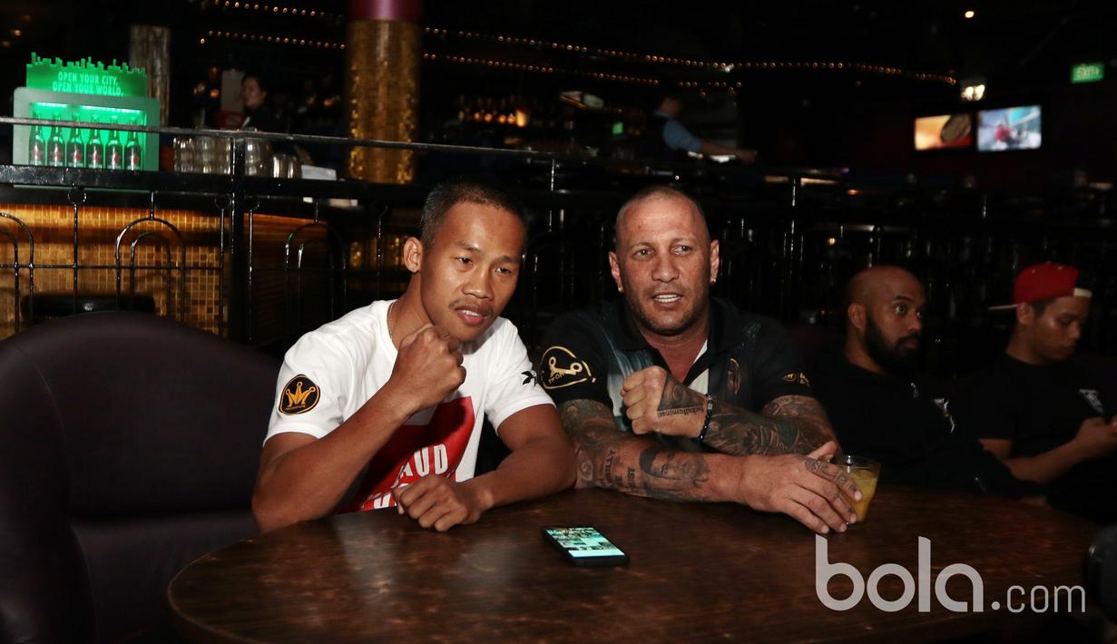 Daud Yordan bersama pelatih Craig Christian sebelum timbang badan di Shanghai Dolly, Singapura, Jumat (24/3/2017). Daud akan tampil pada ajang "Battle of Champions, Road To Glory"  (Bola.com/Nicklas Hanoatubun)