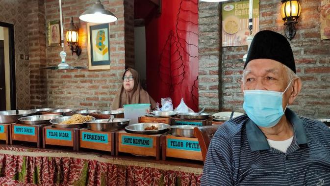 Kedai makan Nasi Jamblang Tulen Cirebon mengaku omset menurun di tengah pandemi covid-19.Foto (Liputan6.com / Panji Prayitno)
