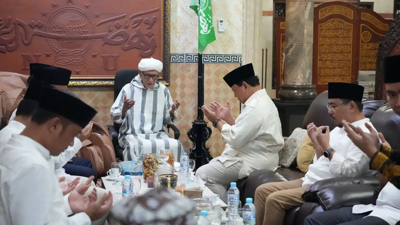 Ketua Umum Partai Gerindra, Prabowo Subianto mendatangi Pengasuh Pondok Pesantren (Ponpes) Miftachus Sunnah yakni Miftachul Akhyar