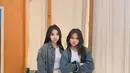 Inspirasi OOTD kembar bareng bestie, Fuji tampil manis mengenakan cropped top dan celana kargo yang sama-sama berwarna putih, ditumpuknya dengan denim jacket. [Foto: Instagram/fuji_an]