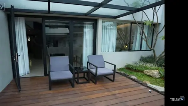 Rumah baru Desta yang penuh kamuflase