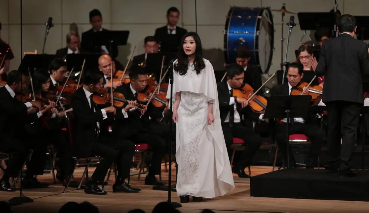 Ditemui usai acara, penyanyi kelahiran Bandung 24 tahun silam itu mengaku excited kembali dipercaya membawakan lagu-lagu klasik. Ia pun mengaku tak lagi kesulitan. (Adrian Putra/Bintang.com)