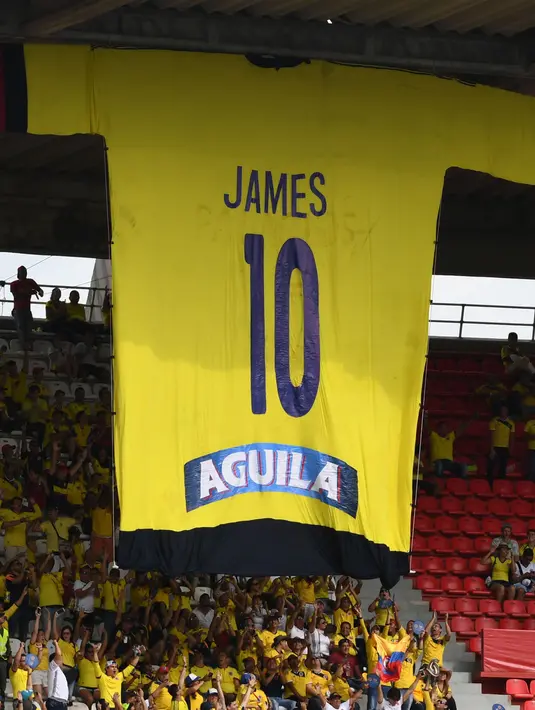 Fans Kolombia membentangkan jersey raksasa milik James Rodriguez di Stadion Roberto Melendez pada kualifikasi piala Dunia antara Kolombia melawan Venezuela, (2/9/2016) dini hari WIB. (AFP/Luis Acosta)