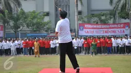 Seorang dirigen memimpin paduan suara dalam upacara peringatan 87 tahun Sumpah Pemuda di Lapas Narkotika Klas II A Cipinang, Jakarta, Rabu (28/10). Rencananya, upacara yang diikuti 2600 napi ini untuk memecahkan rekor MURI. (Liputan6.com/Gempur M Surya)