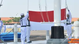 Citizen6, Surabaya: Wadan Kobangdikal Brigjen TNI Marinir P. Verry Kunto G memimpin upacara bendera dalam rangka memperingati HUT RI ke - 67 di lapangan Laut Maluku, Kesatrian Bumimoro, Kobangdikal, Surabaya, Jumat (17/8). (Pengirim: Penkobangdikal)