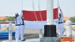 Citizen6, Surabaya: Wadan Kobangdikal Brigjen TNI Marinir P. Verry Kunto G memimpin upacara bendera dalam rangka memperingati HUT RI ke - 67 di lapangan Laut Maluku, Kesatrian Bumimoro, Kobangdikal, Surabaya, Jumat (17/8). (Pengirim: Penkobangdikal)