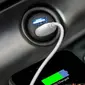 Ilustrasi mengisi daya smartphone di mobil menggunakan car charger. Dok: reviewed.com