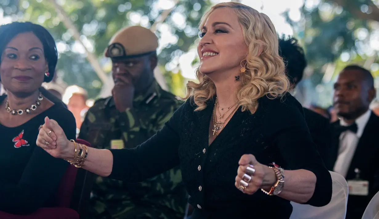 Madonna menari pada pembukaan fasilitas medis The Mercy James Institute for Paediatric Surgery and Intensive Care di Malawi, Selasa (11/7). Fasilitas itu difungsikan sebagai pusat layanan bedah dan perawatan intensif untuk anak-anak. (AMOS GUMULIRA/AFP)