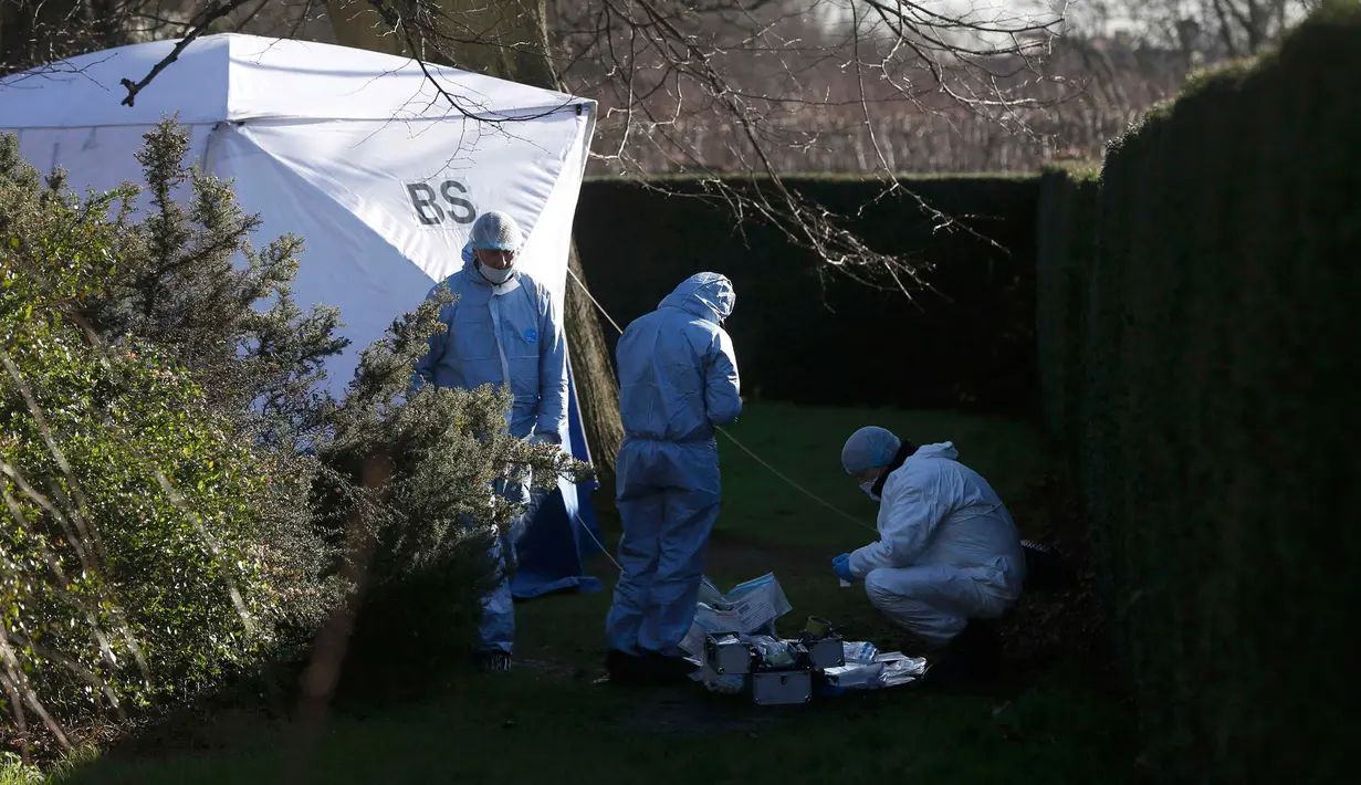 Petugas forensik melakukan investigasi di dekat Istana Kensington, London, Inggris, Selasa (9/2). Seorang pria bunuh diri dengan membakar tubuhnya di dekat tempat tinggal Pangeran William beserta istrinya, Kate Middleton. (REUTERS/Neil Hall)