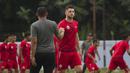 Striker Persija Jakarta, Marko Simic bersalaman dengan official sebelum latihan di Lapangan Sutasoma, Jakarta, Senin (12/3/2018). Persija berlatih jelang laga Piala AFC melawan Song Lam Nghe An. (Bola.com/Asprilla Dwi Adha)