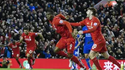 Christian Benteke (kiri) merayakan gol yang dicetak ke gawang Leicester City bersama rekannya pada lanjutan liga Premier Inggris di Stadion  Anfield, Liverpool, Sabtu (26/12/2015). Liverpool menang 1-0. (AFP Photo/Lindsey Parnaby)