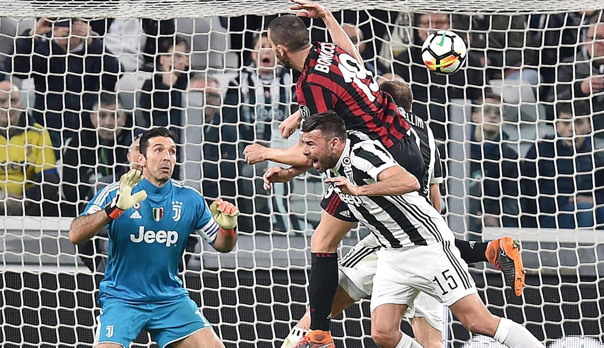 Pemain AC Milan, Leonardo Bonucci (tengah) saat mencetak gol ke gawang Juventus pada laga Serie A di Allianz Stadium, Turin, (31/3/2018). Juventus menang 3-1. (Alessandro Di Marco/ANSA via AP)